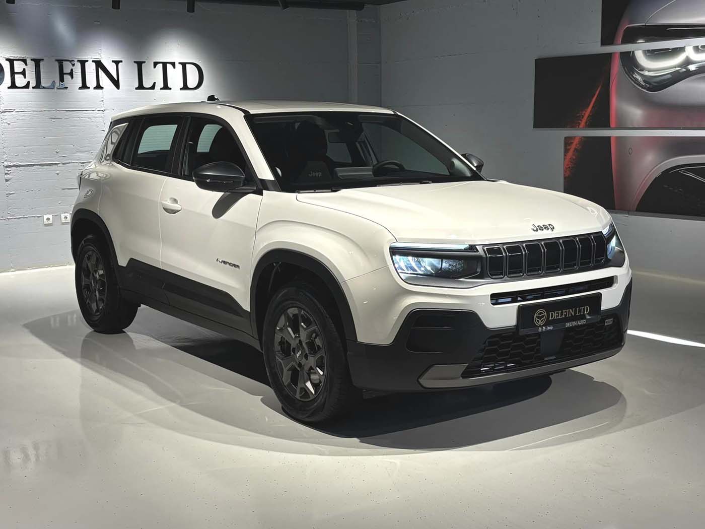 Schne Jeep Avenger Benzin Bildnull